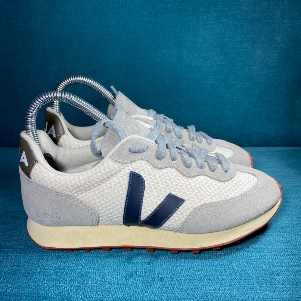 ❌SOLD❌Size 5 - Women’s Veja Fashion Sneakers - Picture 3 of 9